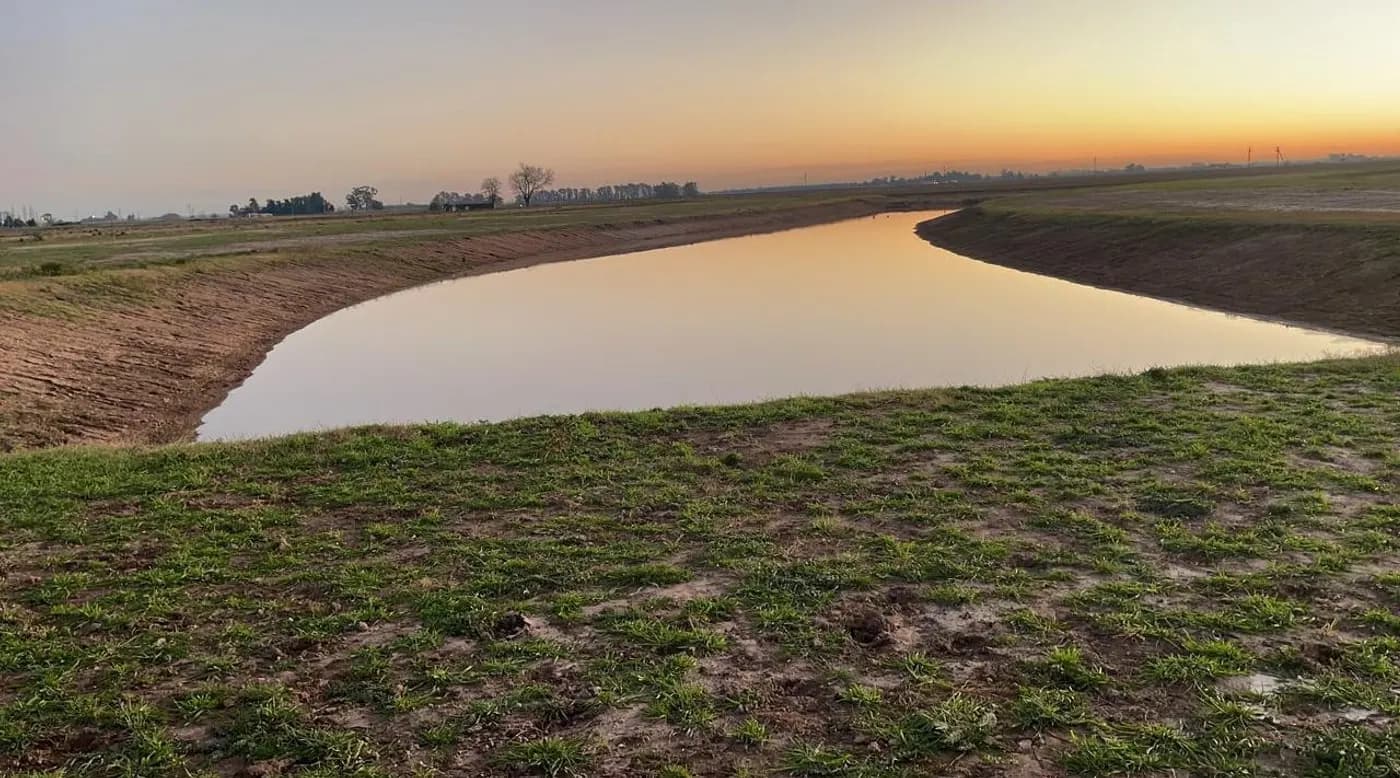 Laguna de la Etapa 1, ya con agua, septiembre 2026. Foto real de obra de SOVRANA.
